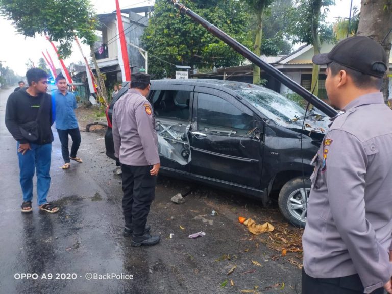 Anggota Polsek Nglegok Mendatangi TKP Kecelakaaan Tunggal Di Desa Jiwut