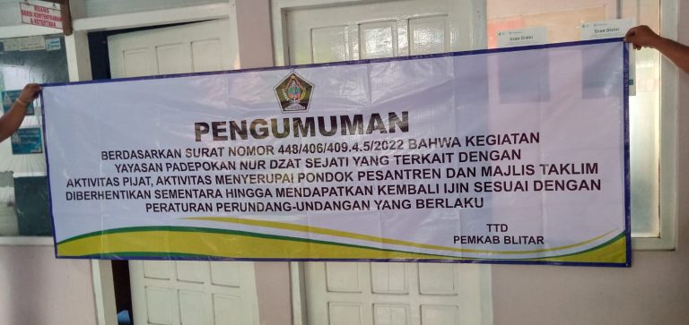 SUDAH SATU MINGGU TERBIT, BANNER PEMBERHENTIAN AKTIFITAS PADEPOKAN NUR DZAT SEJATI TIDAK DIPASANG