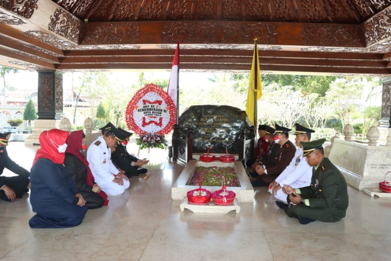 Rayakan Hari Kemerdekaan RI Ke-77, Kapolres Blitar Kota Pimpin Ziarah Kebangsaan ke Makam Bung Karno