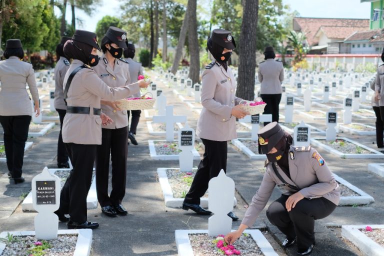 Sambut Hari Jadi ke-74, Polwan Polres Blitar Kota Ziarah dan Tabur Bunga di Taman Makam Pahlawan