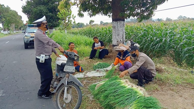 Polsek Srengat Ciptakan Rasa Aman Dan Nyaman Saat Patroli Dialogis Bersama Petani