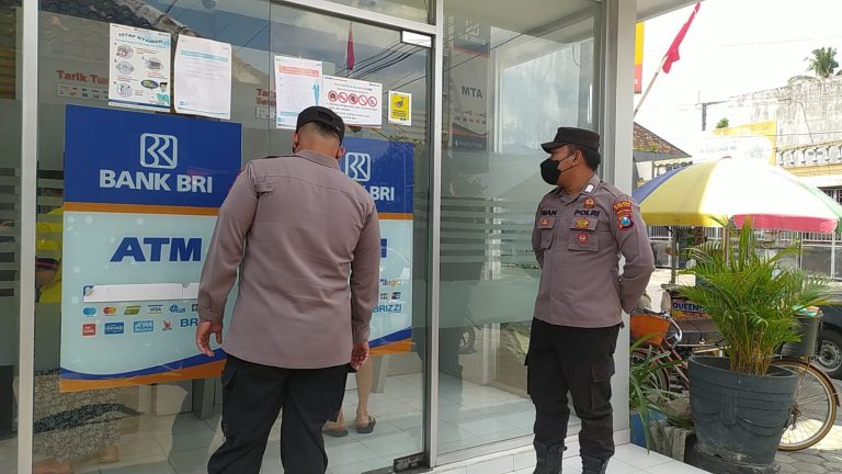 Antisipasi gangguan kamtibmas di obyek vital, tim patroli Polsek Nglegok melaksanakan patroli di ATM BRI Nglegok