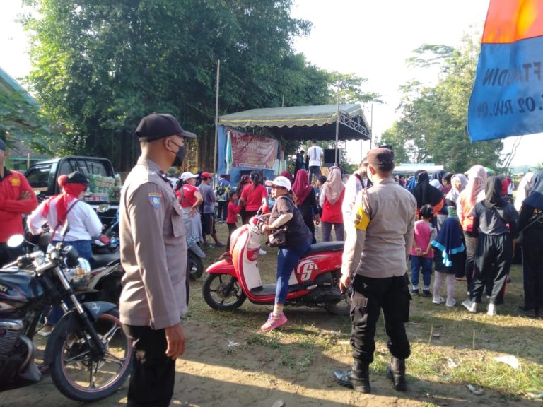 Anggota Polsek Udanawu Laksanakan Pengamanan Jalan Sehat Di Wilayah Udanawu.