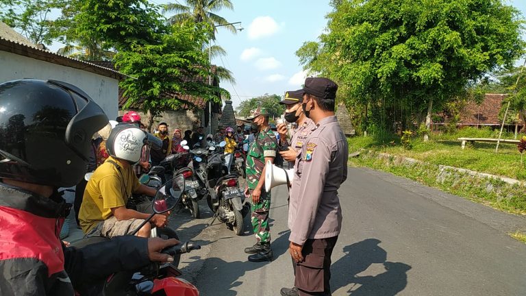 Pengamanan unjuk rasa warga Dusun Karangnongko Desa Modangan ke kantor DPRD Kabupaten Blitar