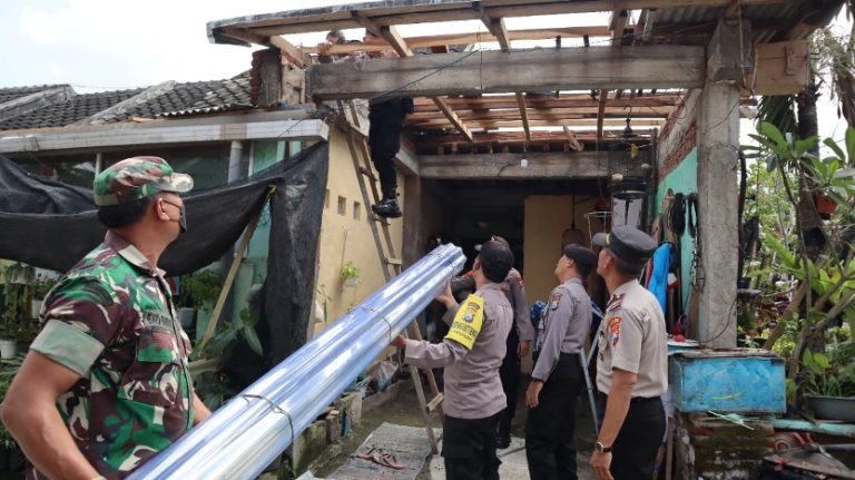 Tanggap Bencana, Polres Malang Terjunkan Personel Berikan Bantuan Sosial Warga Terdampak