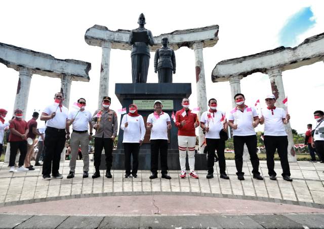 Kapolda Jatim Hadiri Gerakan Pembagian 10 Juta Bendera Merah Putih oleh Mendagri