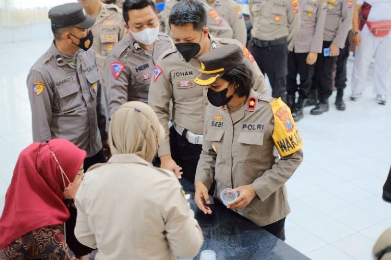 Cegah Penyalahgunaan Narkoba di Lingkup Polri, Kapolres Blitar Kota Gelar Tes Urin Dadakan