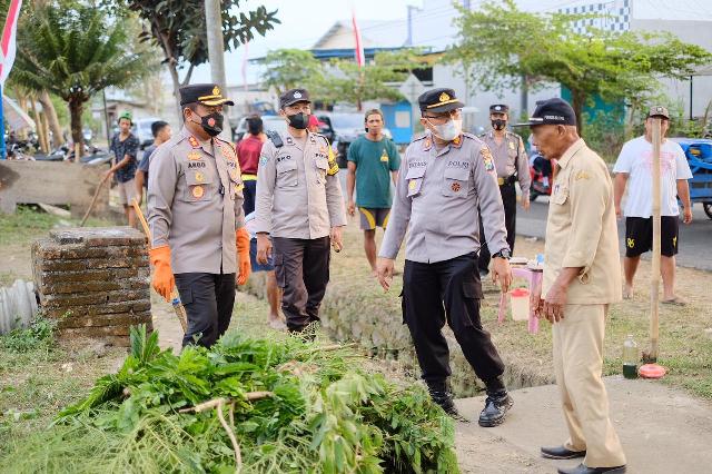 Melalui Kerja Bakti Bersama Warga, Kapolres Blitar Kota Sampaikan Pesan Kamtibmas