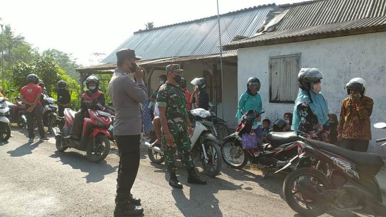 Pengamanan unjuk rasa warga Dusun Karangnongko Desa Modangan ke kantor DPRD Kabupaten Blitar