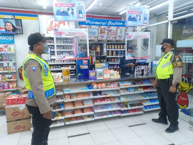 Kegiatan Patroli Polsek Sanankulon Berikan Himbauan Kamtibmas Maupun Prokes Kepada Karyawan Minimarket.