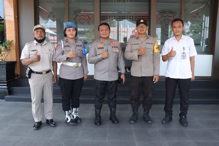 Rayakan Ulang Tahun, Kapolres Blitar Kota Berangkatkan Umrah Gratis Anggota dan Takmir Masjid