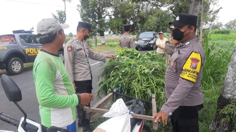 Bhabinkamtibmas Dan Babinsa Desa Besuki Kawal Vaksinasi PMK Untuk Hewan Ternak Sapi Dan Kambing Di Wilayah Udanawu.