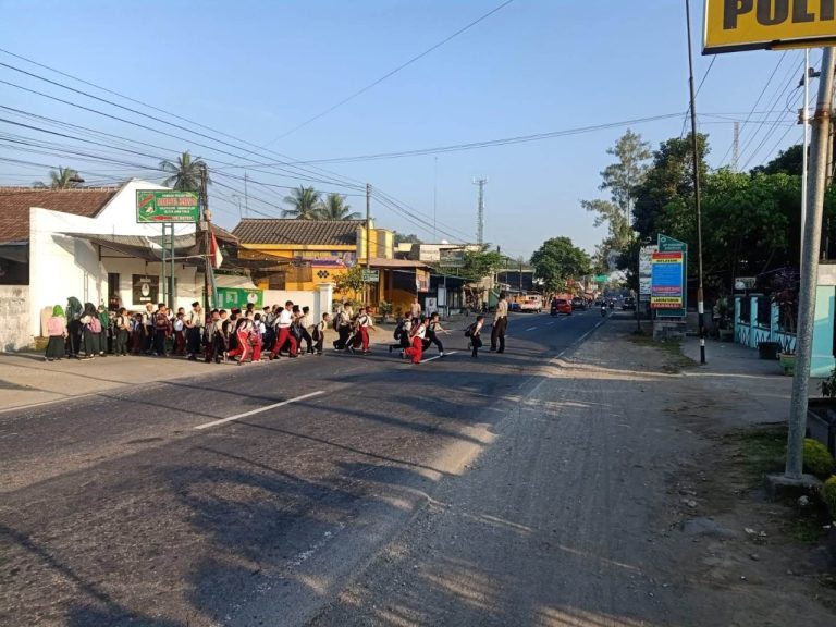 Pelayanan Pagi Hari Polsek Sanakulon Berupa Pos Pengaturan Arus Lalulintas Pagi Dan Menyeberangkan Anak Anak Berangkat Sekolah.