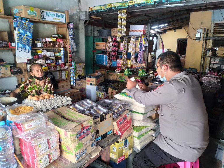 Bhabinkamtibmas Kelurahan Nglegok melaksanakan pengecekan minyak goreng curah di toko sekitar Jalan Penataran