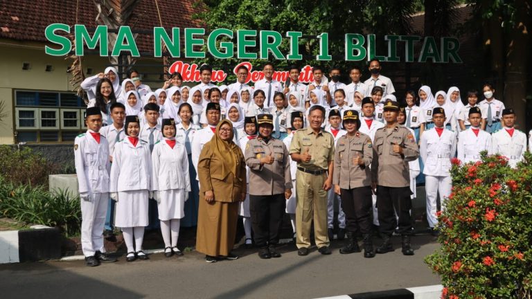 Goes to School” Wakapolres Blitar Kota Pembina Upacara SMA Negeri 1 Kota Blitar