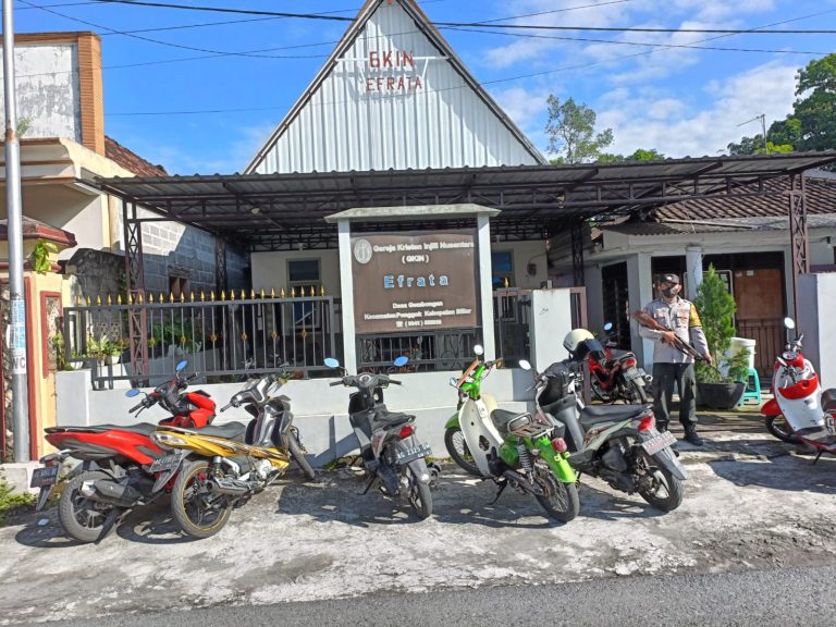 Polsek Ponggok Amankan Sejumlah Gereja