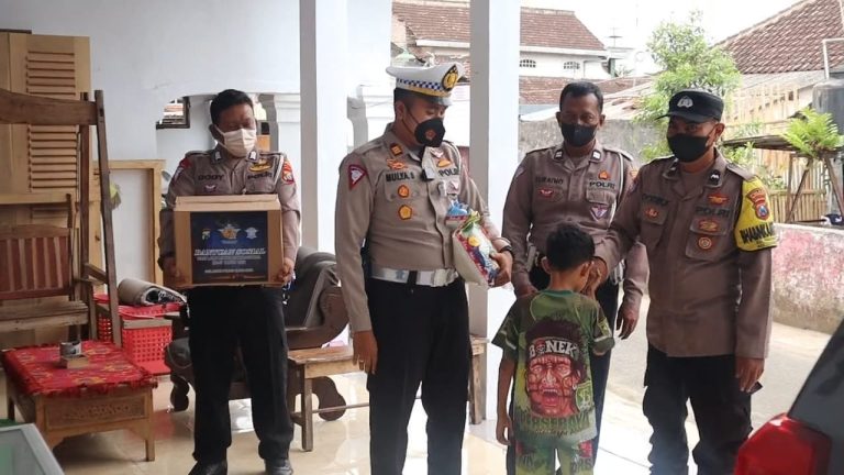 Peduli Korban Laka Lantas, Satlantas Polres Blitar Kota Salurkan Bantuan