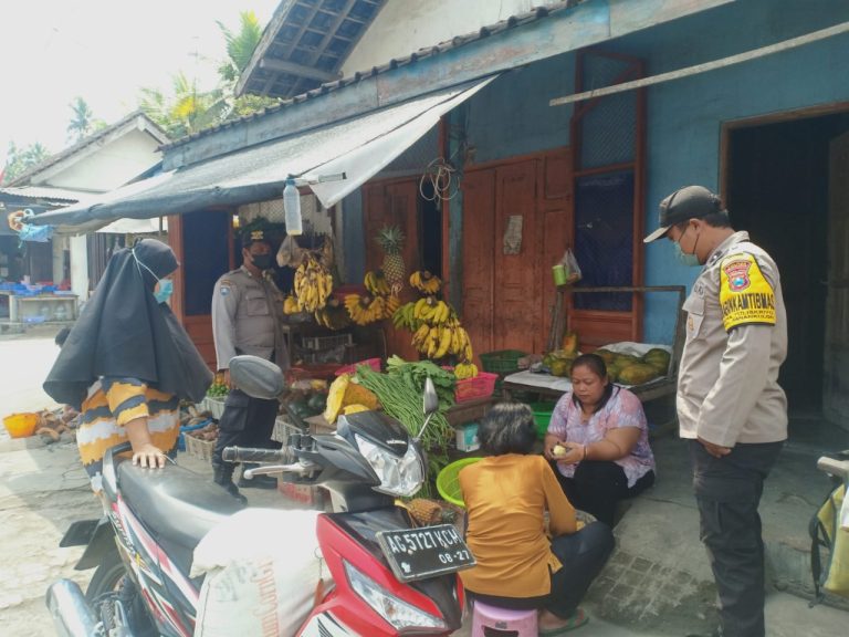 Personel Polsek Sanankulon Laksanakan Patroli Kawasan Pasar Tradisional Sampaikan Himbauan Kamtibmas Dengan Para Pedagang.