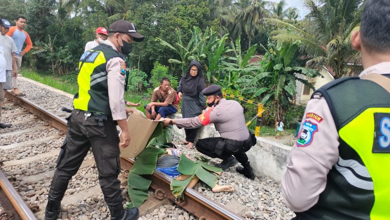 Polsek Srengat Bersama Tim Inafis Polres Blitar Kota Datangi TKP Perempuan Yang Diduga Tabrakkan Diri Ke Kereta Api