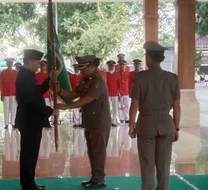 Sekda Kab Blitar Pimpin Upacara Penerimaan Pataka Jer Basuki Mawa Beya Lambang Provinsi Jatim