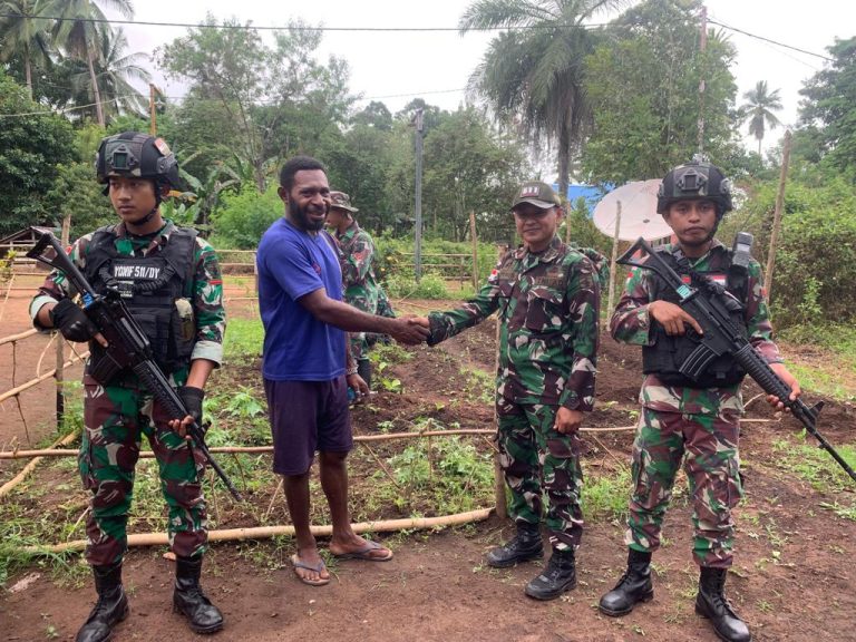 PERSONEL POS TORAY SATGAS PAMTAS RI PNG YONIF 511/DY MENGAJAK WARGA UNTUK MEMANFAATKAN LAHAN PEKARANGAN RUMAH DALAM RANGKA KETAHANAN PANGAN