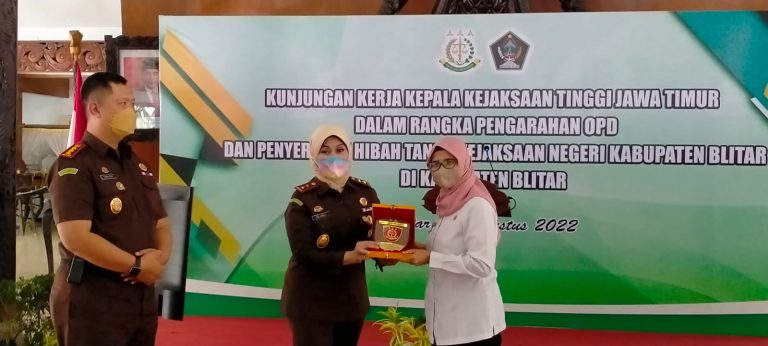 KEJAKSAAN NEGERI BLITAR TERIMA HIBAH TANAH DARI PEMKAB BLITAR