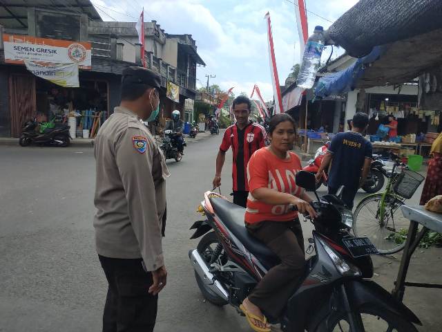 Bhabinkamtibmas Polsek Sanankulon Berikan Himbauan Keselamatan Berkendara Maupun Prokes Kepada Warga Masyarakat Desa.