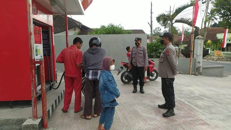 Tim patroli  Polsek Nglegok melaksanakan pengecekan stok BBM pasca kenaikan harga BBM