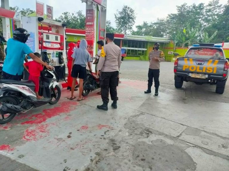 Patroli Rutin Pada Siang Hari, Polsek Srengat Ciptakan Kamtibmas Kondusif Di Area SPBU