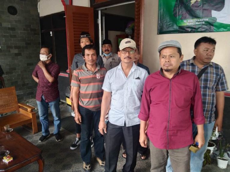 HARAP TINDAK LANJUT PEMULANGAN PENGIKUT SAMSUDIN, WARGA REJOWINANGUN DATANGI DINAS SOSIAL KABUPATEN BLITAR