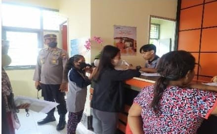 POLSEK PONGGOK BERI PENGAMANAN PENYALURAN BLT BBM 