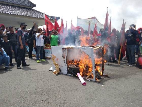 GERUDUK KANTOR BUPATI BLITAR, FRONT PEJUANG PETANI MATARAMAN GELAR AKSI LAWAN MAFIA TANAH DAN MAFIA HUTAN