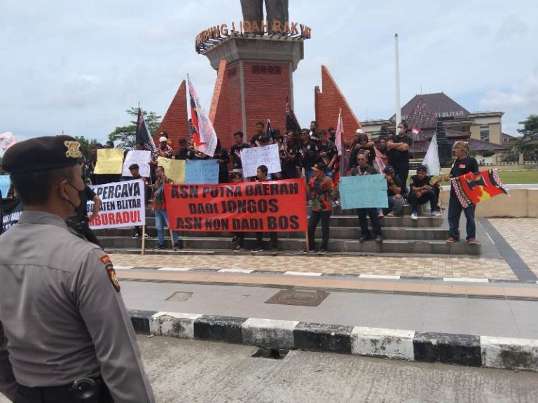 MOSI TIDAK PERCAYA PADA PEMERINTAHAN KABUPATEN BLITAR, LSM GPI KEMBALI GELAR AKSI UNJUK RASA