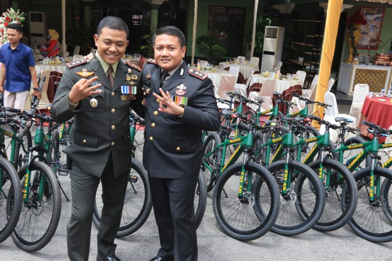 Peringati HUT TNI ke-77, Kapolres Blitar Kota Dan Kapolres Blitar Kompak Berikan 20 Koramil Di Blitar 20 Unit Sepeda