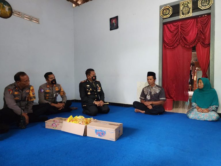 Polres Blitar Kota Berikan Santunan dari Kapolri dan Kapolda Jatim Kepada Dua Keluarga Korban Insiden Kanjuruhan