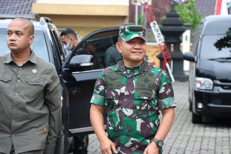 KASAD JENDRAL TNI DUDUNG ABDRURACHMAN KUNKER DI MBK DAN ISTANA GEBANG KOTA BLITAR