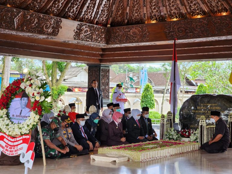 Kapolres Blitar Kota Dampingi Gubernur Jawa Timur Ziarah Makam