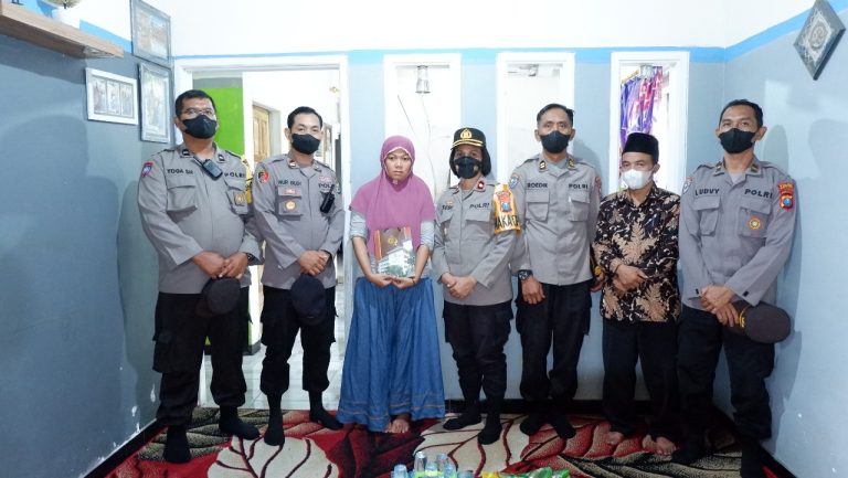 Polres Blitar Kota Kembali Berikan Bantuan Dari Kapolri Untuk Keluarga Korban Insiden Kanjuruhan