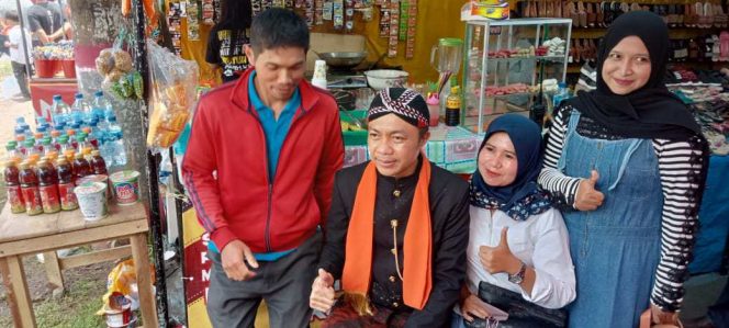 Keramahan Wabup Blitar, Langsung Sapa Masyarakat, Pegiat UMKM Dan Pedagang Kaki Lima, Usai Prosesi Jamasan Gong Kyai Pradah