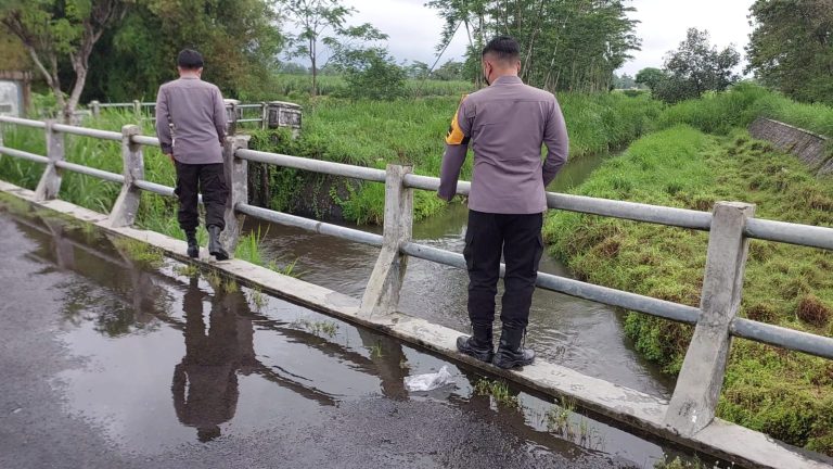 Anggota Polsek Udanawu Laksanakan Patroli Di Jembatan Sungai Wilayah Hukum Polsek Udanawu, Untuk Antisipasi Bencana Banjir.