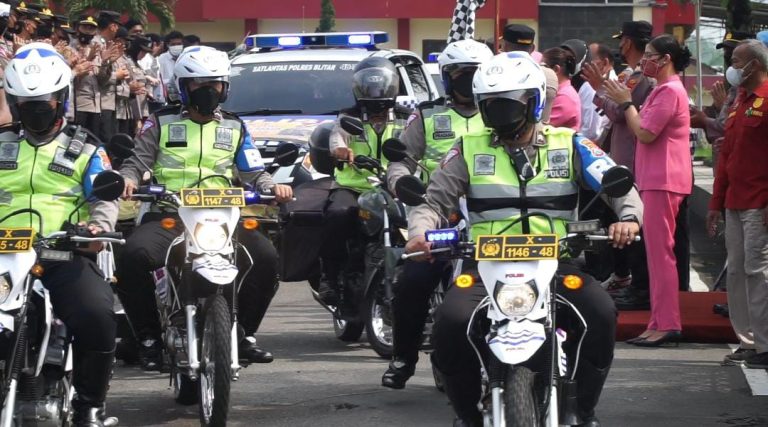 Pendistribusian Bansos Bencana Banjir Polres Blitar