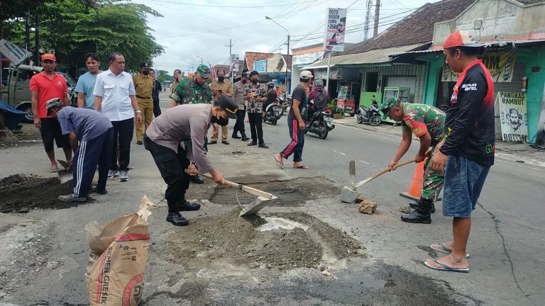 Cegah Kecelakaan Lalu Lintas, Polsek Nglegok Tambal Jalan Berlubang