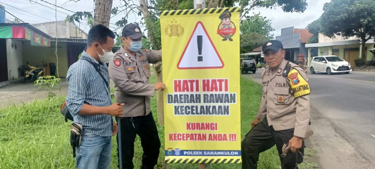 Tekan Angka Kecelakaan Lalulintas, Anggota Polsek Sanankulon Pasang Banner Peringatan Disepanjang Jalan Raya