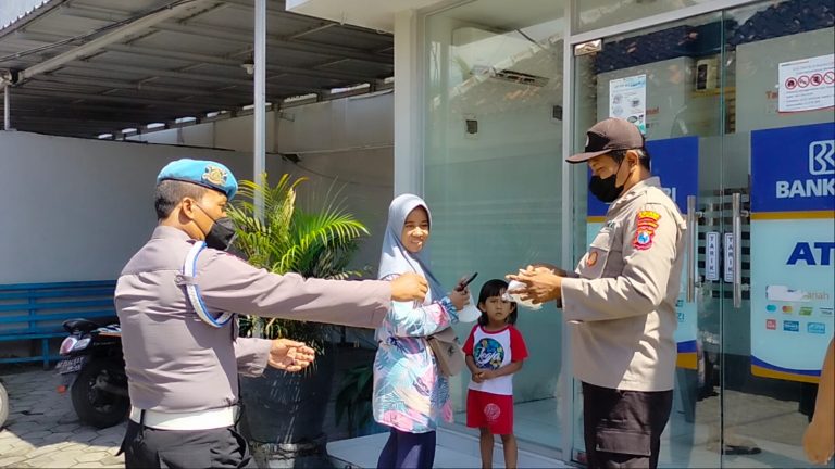 Patroli obvit dan berikan himbauan prokes kepada warga serta membagikan masker kepada warga