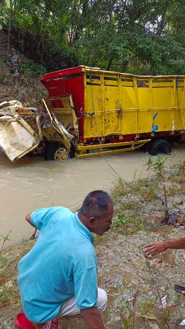 Truk Pengangkut  Tebu Terseret  Banjir Sampai 100 Meter , 1 Orang Meninggal Dan 3 Orang  Hilang