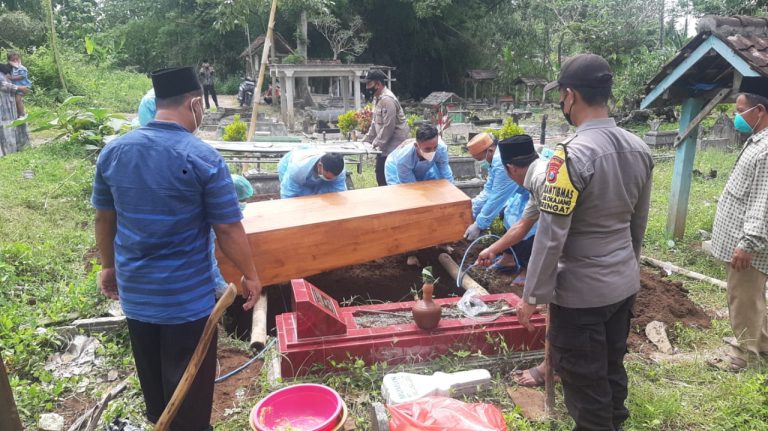 Polsek Srengat Kawal Prosesi Pemakaman Jenazah Terpapar Covid 19 