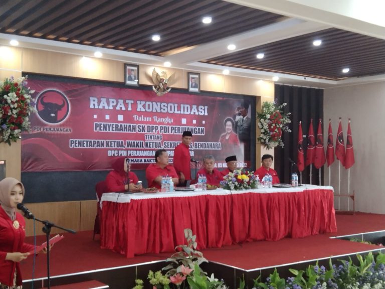 RAPAT KONSOLIDASI DALAM RANGKA PENYERAHAN SK DPP PDI PERJUANGAN KABUPATEN BLITAR