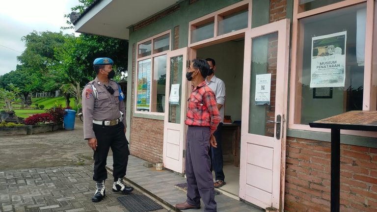 Cegah Pelanggaran Kamtibmas, Polsek Nglegok Gelar Patroli Dialogis 