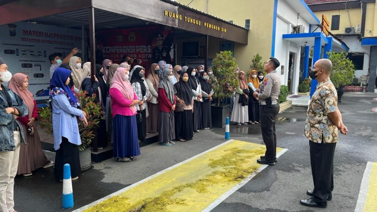 Bantu Pemohon Sim Dalam Rangka Hari Santri, Polres Blitar Kota Berikan Program Silalu