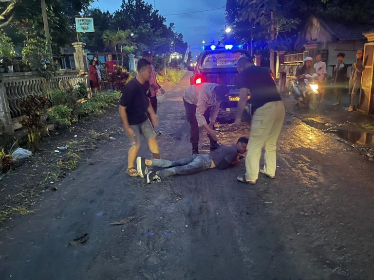 Akibat jalan berlubang, pengendara sepeda motor mengalami patah tulang akibat kecelakaan tunggal